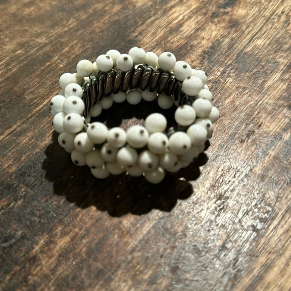Vintage Cha Cha White Milk Glass Beaded Bangle Bracelet Dangle Drop Bead stretch - Picture 1 of 4